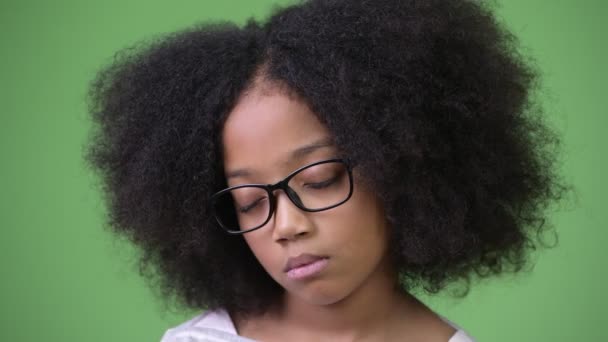 Jeune fille africaine mignonne avec des cheveux afro relaxant avec les yeux fermés — Video