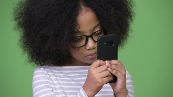 Menina africana bonito nova com cabelo afro usando telefone — Vídeo de Stock