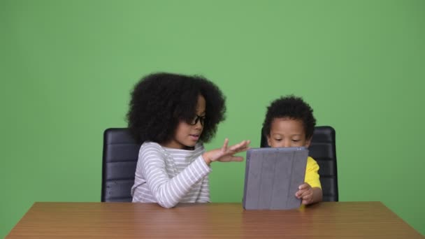 Mladý roztomilý afrických sourozenci s Afro vlasy dohromady — Stock video