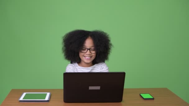 Jovem menina africana bonito com cabelo afro usando laptop — Vídeo de Stock