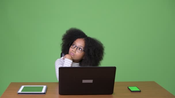 Ung Söt afrikansk flicka med Afro hår använder laptop — Stockvideo