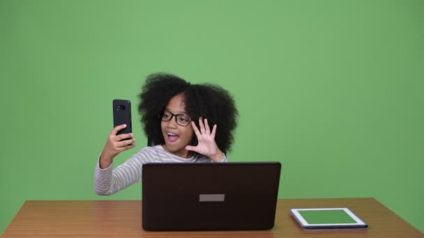 Jovem menina africana bonito com cabelo afro usando laptop — Vídeo de Stock