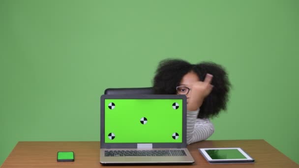 Junge süße afrikanische Mädchen mit Afro-Haar zeigt Laptop — Stockvideo