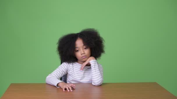 Jonge leuk Afrikaanse meisje met Afro haar gevoel vervelen — Stockvideo