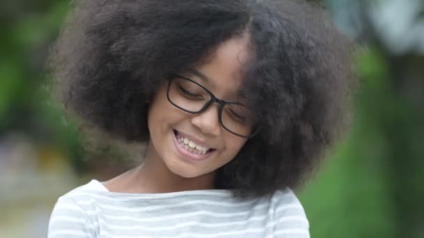 Jovem menina africana feliz com cabelo afro relaxante com os olhos fechados nas ruas ao ar livre — Vídeo de Stock