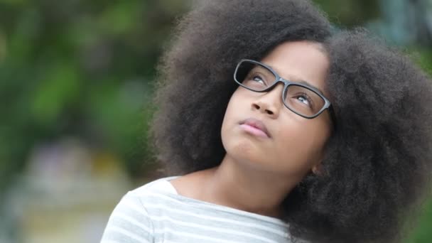 Jovem menina africana bonito com cabelo afro pensando nas ruas ao ar livre — Vídeo de Stock