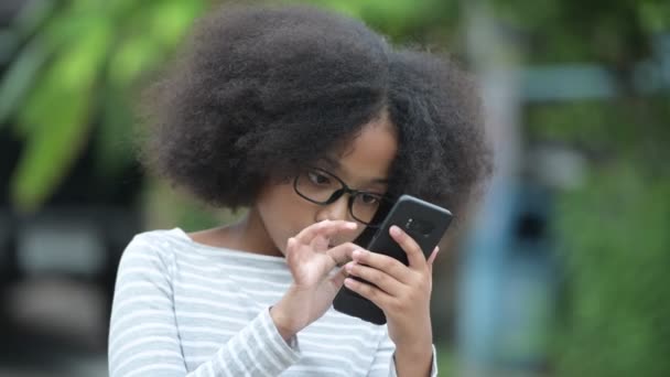 Ung Söt afrikansk flicka med Afro hår använder telefon gatorna utomhus — Stockvideo