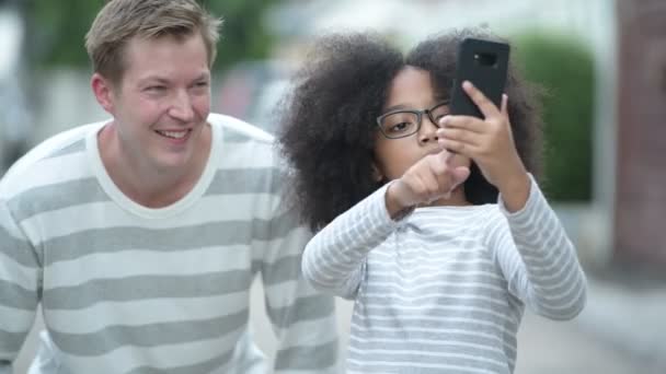 Jeune fille africaine mignonne avec des cheveux afro et jeune homme scandinave ensemble dans les rues à l'extérieur — Video