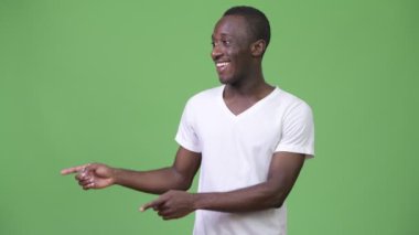 Bir şey gösterilen süre gülümseyen genç Afrika adam