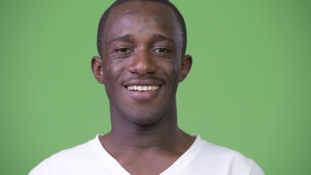 Foto de la cabeza del joven hombre africano feliz sonriendo — Vídeos de Stock