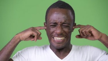 Gürültü kulaklarından kapsayan Afrika delikanlı