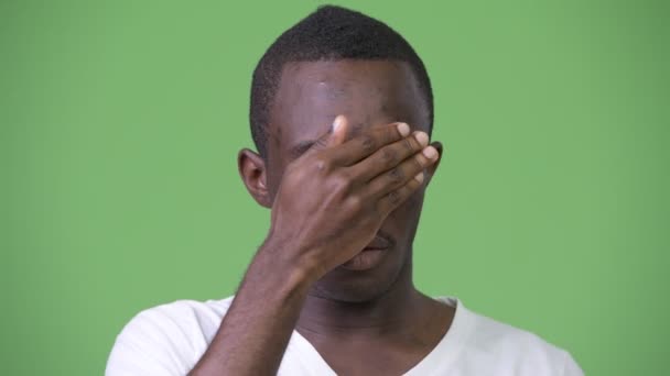 Юнак африканських охоплюють очі, не бажаючи бачити щось — стокове відео