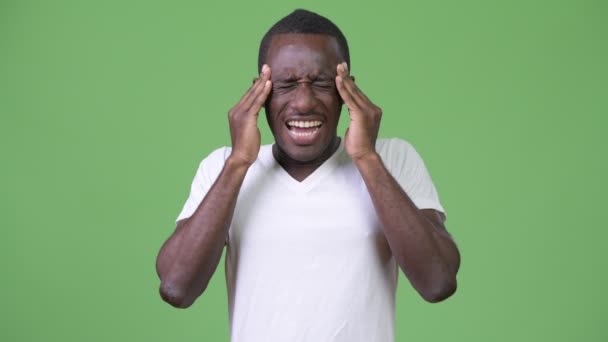Joven africano con dolor de cabeza — Vídeo de stock