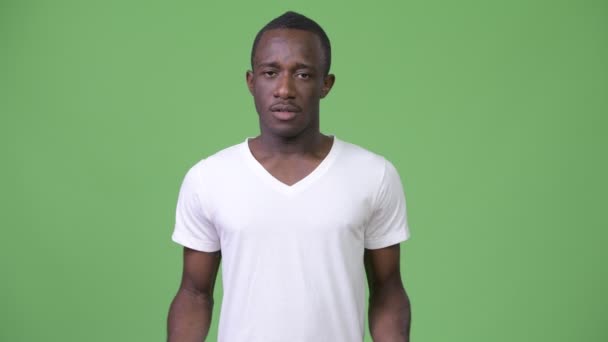 Joven hombre africano triste encogiéndose de hombros — Vídeos de Stock