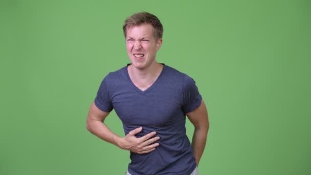 Genç yakışıklı İskandinav adam mide ağrısı olması — Stok video