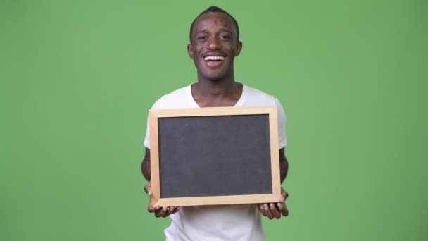 Junger Afrikaner zeigt Tafel — Stockvideo