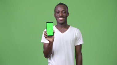 Telefon kamera için gösterilen süre gülümseyen mutlu Afrika delikanlı