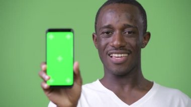 Telefon kamera için gösterilen süre gülümseyen mutlu Afrika delikanlı