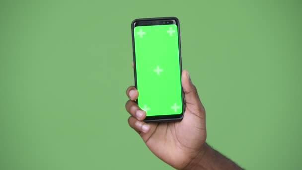 Hand eines jungen Afrikaners zeigt Smartphone — Stockvideo