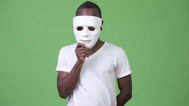 Beyaz maske ile Afrika delikanlı