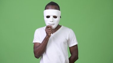 Beyaz maske ile Afrika delikanlı