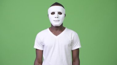 Genç Afrika dostum giyen beyaz maske ile silah geçti