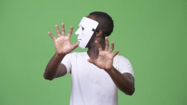 Beyaz maske takıyor ve korkutmaya Afrika delikanlı