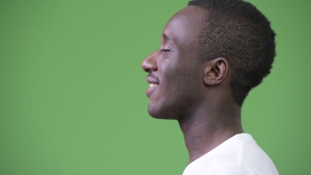 Vista del perfil del joven hombre africano feliz relajándose con los ojos cerrados — Vídeos de Stock