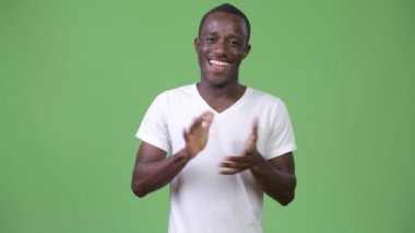Alkışlar eller yeşil arka plana karşı mutlu Afrika delikanlı