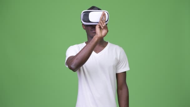 Jeune homme africain utilisant casque de réalité virtuelle — Video