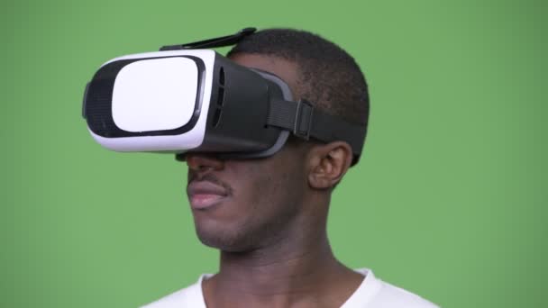 Giovane uomo africano utilizzando cuffie realtà virtuale — Video Stock