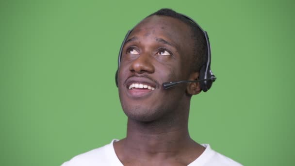 Młody człowiek afrykańskiej pracując jako przedstawiciel call center — Wideo stockowe