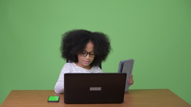Fiatal csinos afrikai lány Afro haj használ laptop — Stock videók