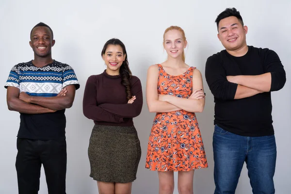 Studio shot van gelukkig diverse groep van multi-etnische vrienden smili — Stockfoto