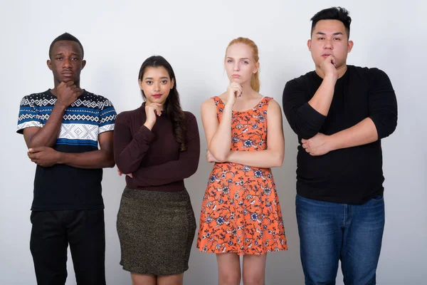Çok etnik arkadaş düşünmek-e doğru farklı grup stüdyo çekim