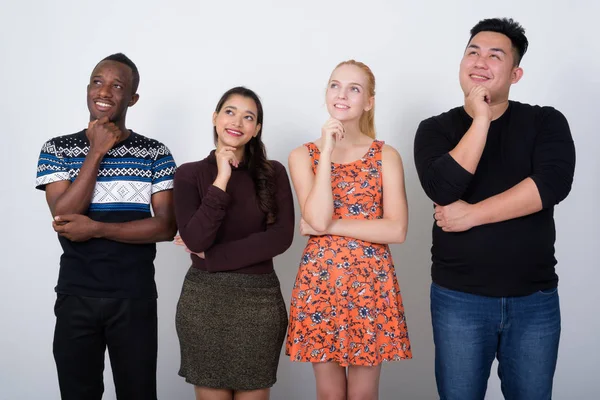 Studio záběr šťastný různorodé skupiny multi etnické přátel smili — Stock fotografie