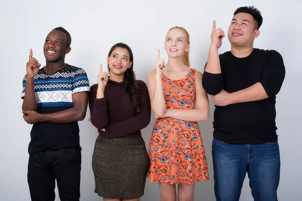 Studio skott av glad mångskiftande grupp av multi etniska vänner smili — Stockfoto