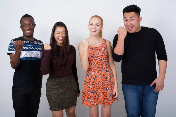 Studio shot van gelukkig diverse groep van multi-etnische vrienden smili — Stockfoto