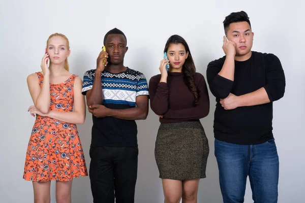 Studio foto di diversi gruppi di amici multietnici parlando — Foto Stock