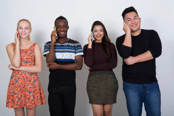Studio shot van gelukkig diverse groep van multi-etnische vrienden smili — Stockfoto
