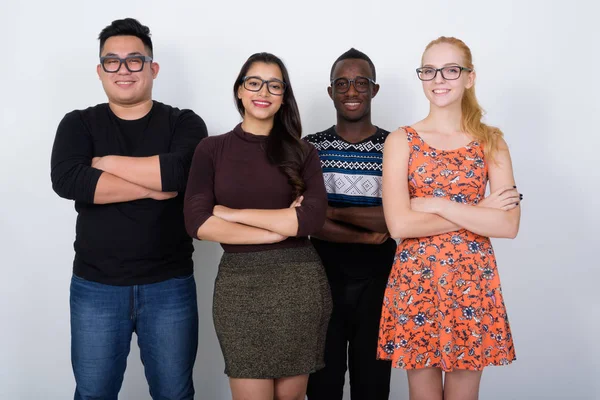 Studio shot van gelukkig diverse groep van multi-etnische vrienden smili — Stockfoto