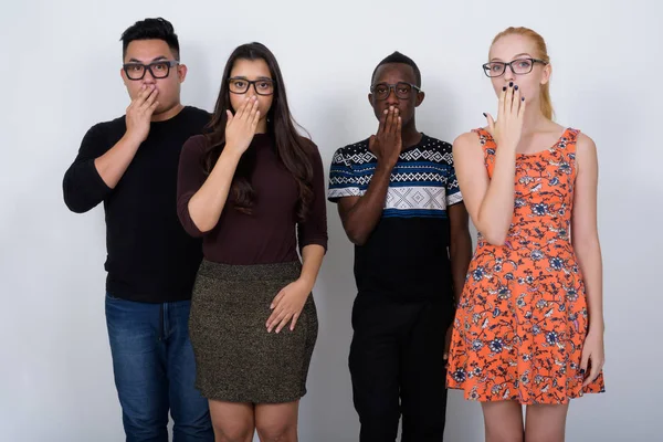 Studio girato di diversi gruppi di amici multietnici in cerca di sho — Foto Stock