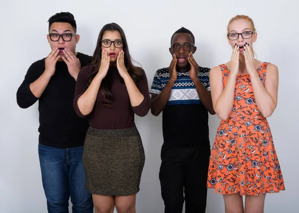 Studio girato di diversi gruppi di amici multietnici in cerca di sho — Foto Stock