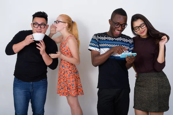 Gelukkig diverse groep van etnische vrienden multi glimlachen tijdens het gebruik van — Stockfoto