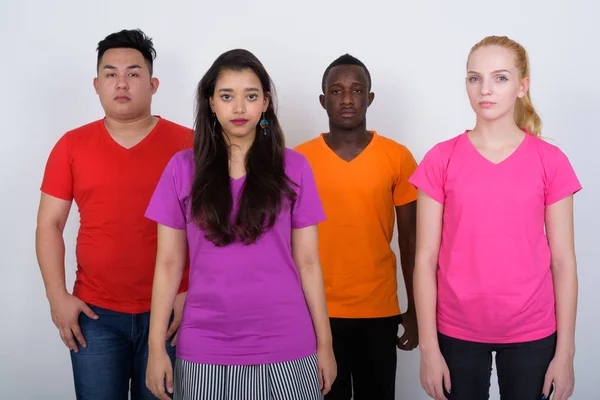 Captura de estudio de diverso grupo de amigos multiétnicos de pie a —  Fotos de Stock