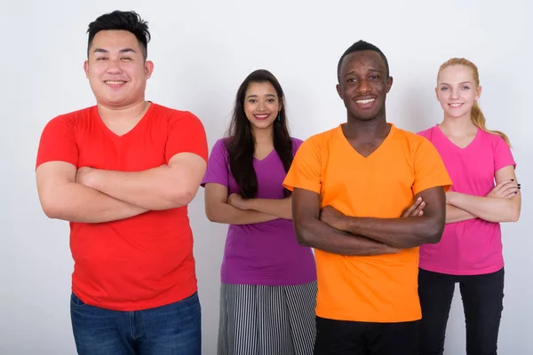 Estudio toma de feliz diverso grupo de amigos multiétnicos smili — Foto de Stock