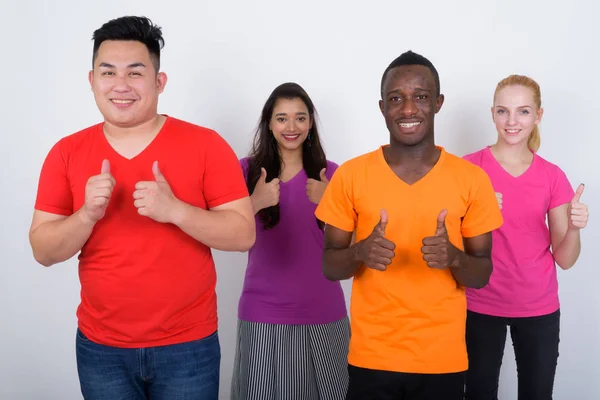 Studio shot van gelukkig diverse groep van multi-etnische vrienden smili — Stockfoto