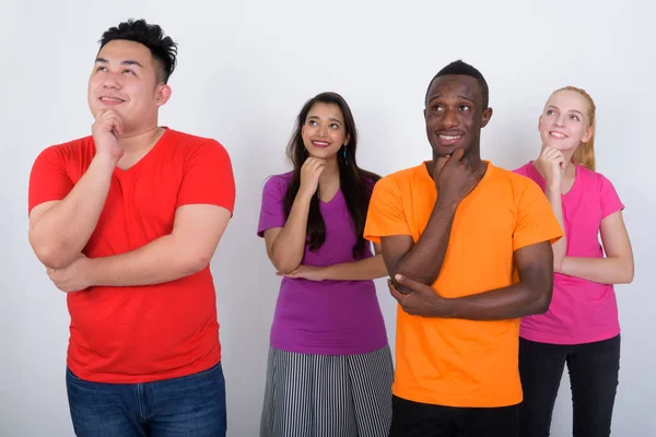 Studio colpo di felice gruppo eterogeneo di amici multietnici smili — Foto Stock