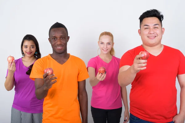 Estúdio tiro de feliz grupo diversificado de multi amigos étnicos smili — Fotografia de Stock