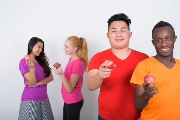 Grupo diverso feliz de amigos multi étnicos sorrindo enquanto segurando — Fotografia de Stock